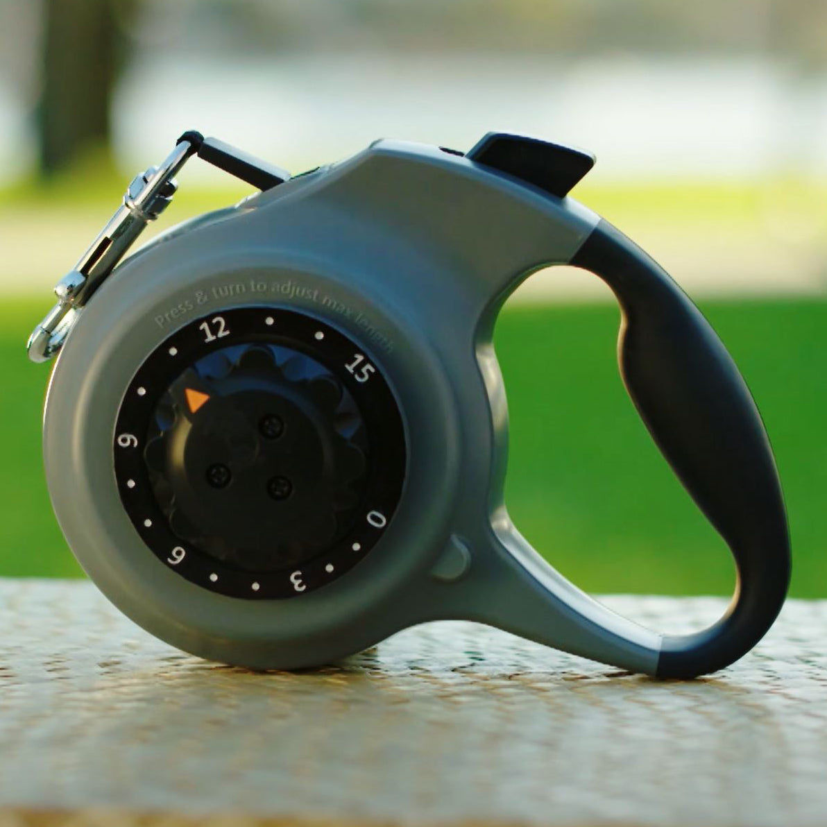 02_-dial_a_distance_retractable_dog_leash.jpg